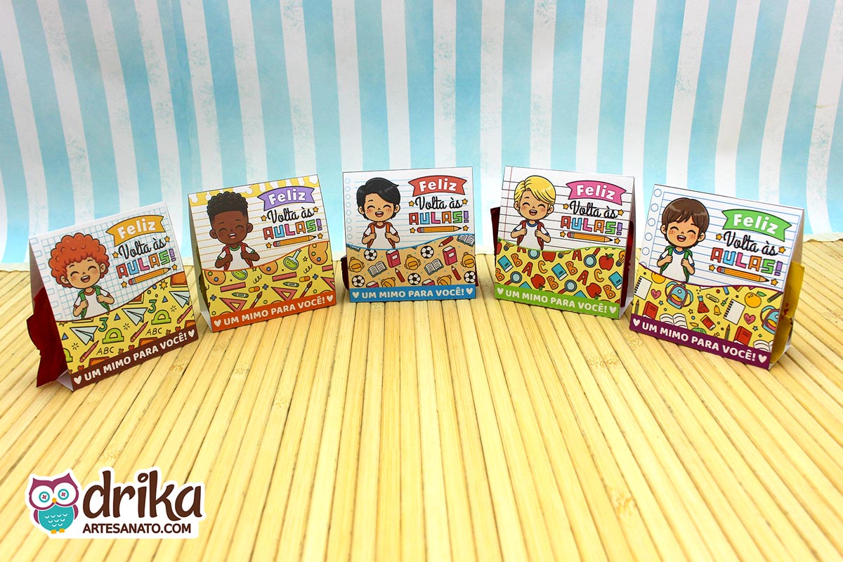 Cinco porta-bombons de papel "Meninos Cute" com diferentes personagens e frases "Feliz Volta às Aulas", alinhados