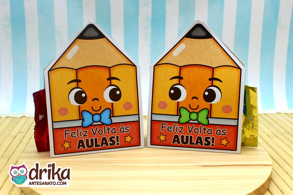 Dois porta-bombons lápis de papel para meninos, um com gravatinha azul e outro verde, com a frase "Feliz Volta às Aulas"