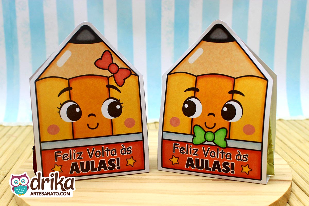 Porta-bombom lápis de papel de menina com laço vermelho e um de menino com gravata verde, lado a lado