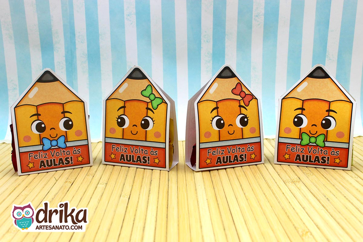 Quatro porta-bombons lápis de papel, dois de menina com laços e dois de menino com gravatas, alinhados