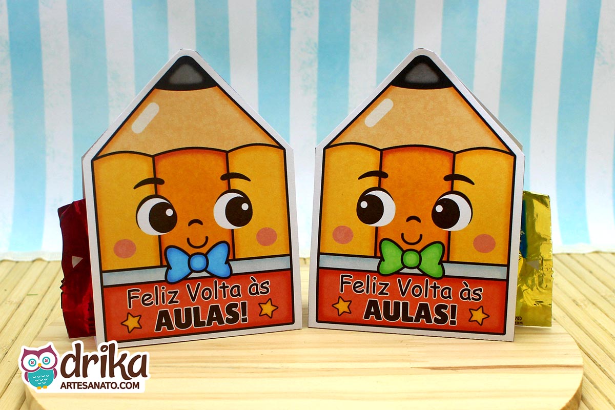 Dois porta-bombons de lápis com rostos fofos, um com gravatinha azul e outro verde, lado a lado