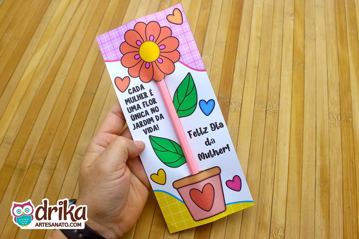 Cartão porta-lápis de Dia da Mulher com flor laranja, lápis rosa como caule, vaso rosa e corações