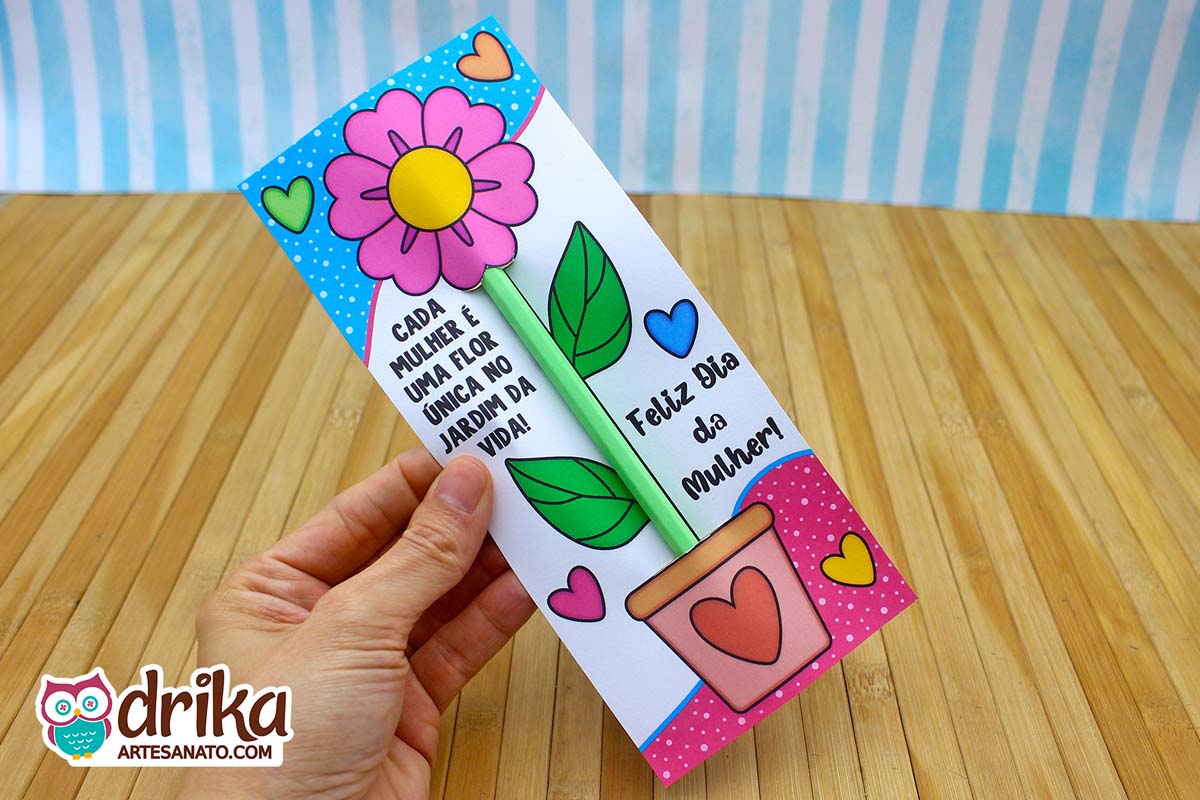 Cartão porta-lápis de Dia da Mulher com flor rosa, lápis verde como caule e fundo de poás