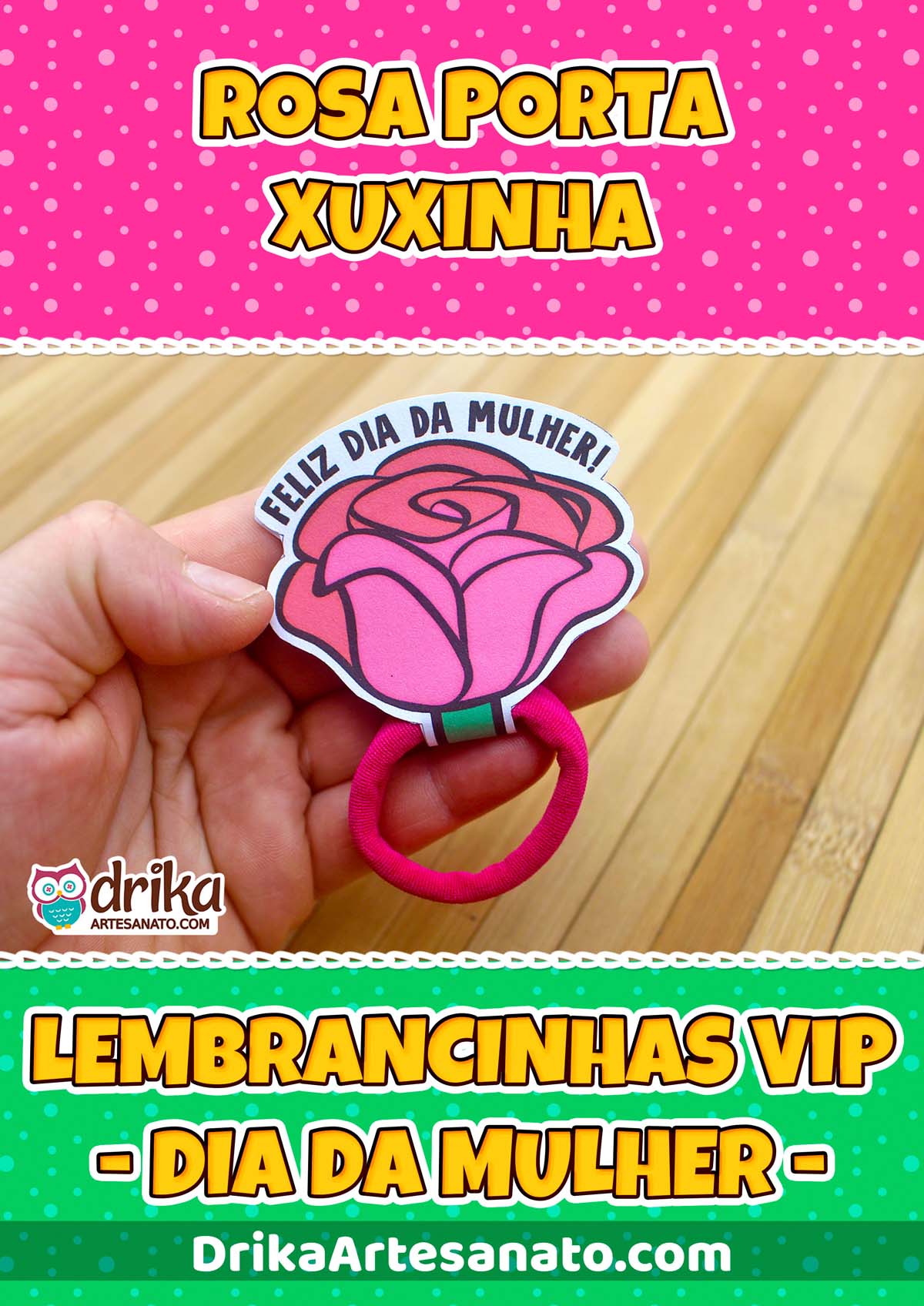 Mão segurando uma rosa porta xuxinha de papel rosa com a frase "Feliz Dia da Mulher!" e elástico pink
