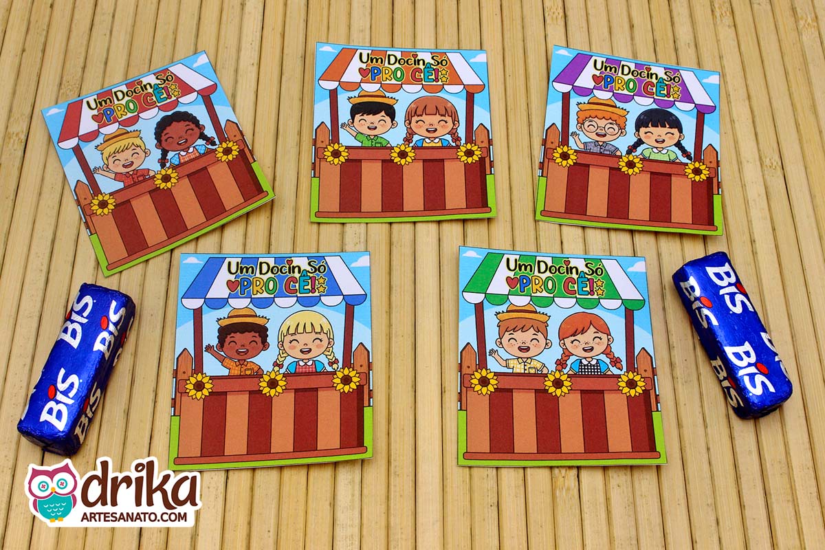 Cinco cartões Porta-bis Caipiras Cute com casais de crianças em barraquinhas de festa junina, rodeados de girassóis, sobre uma superfície de bambu. Dois chocolates Bis azuis estão ao lado.