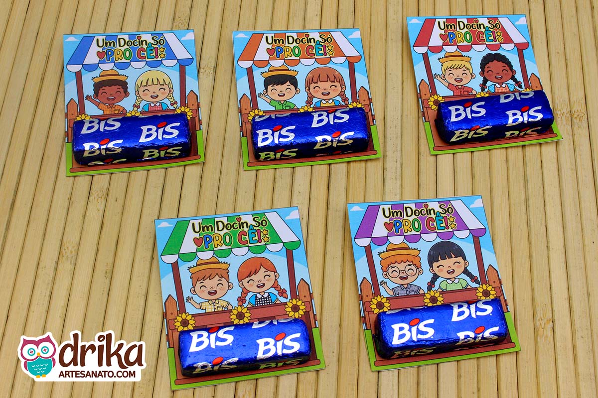 Cinco porta-bis caipiras cute com casais de crianças diferentes, cada um com dois chocolates Bis azuis, vistos de cima