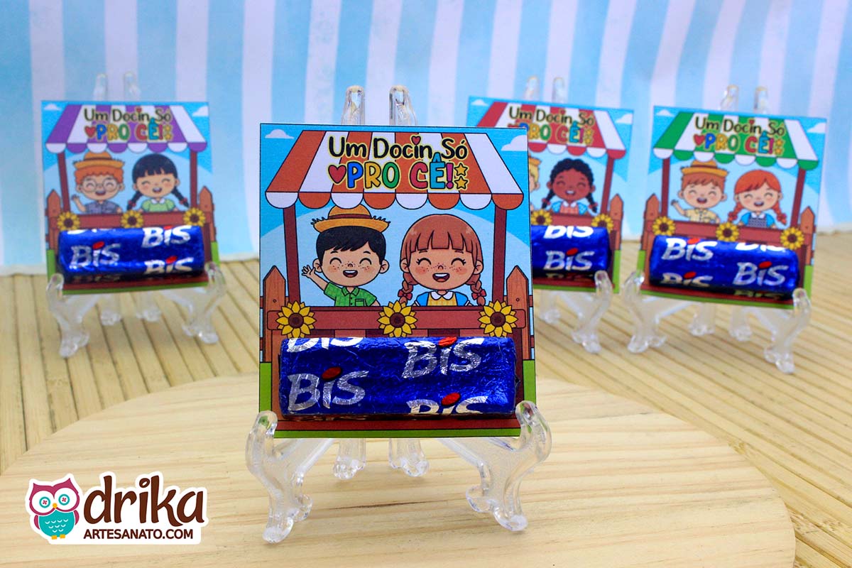 Quatro lembrancinhas Porta-bis Caipiras Cute com chocolates Bis em suportes transparentes. O modelo em destaque tem um menino de cabelo preto e uma menina de cabelo castanho.