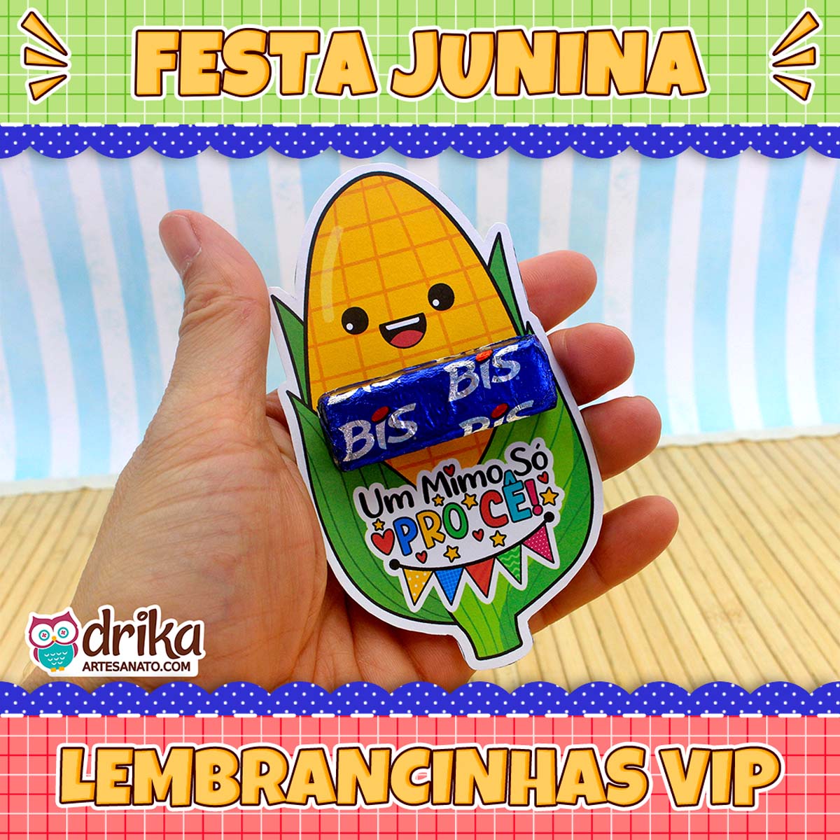 Mão segurando um porta-bis de milho amarelo com carinha kawaii e chocolate Bis azul, em fundo de estrelas