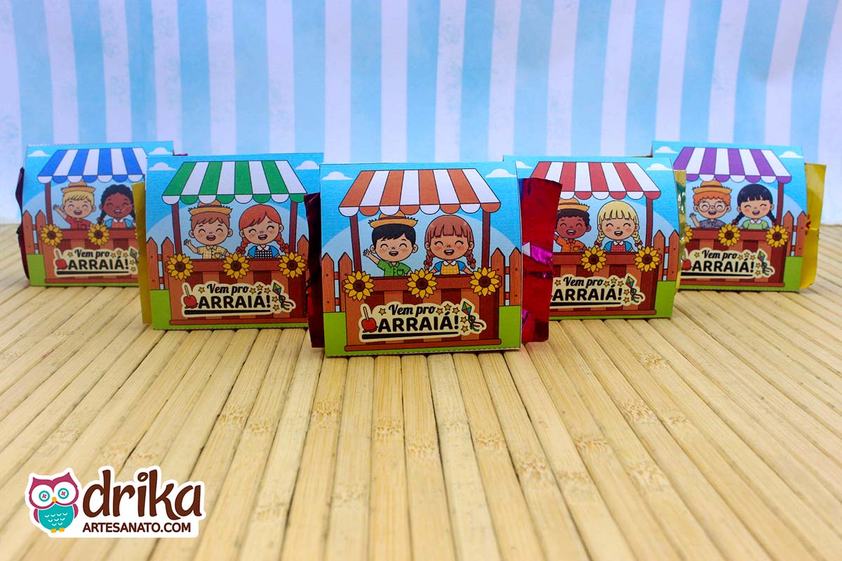 Cinco porta-bombons de papel com casais caipiras diversos em barraquinhas com girassóis e a frase "Vem pro Arraiá!"