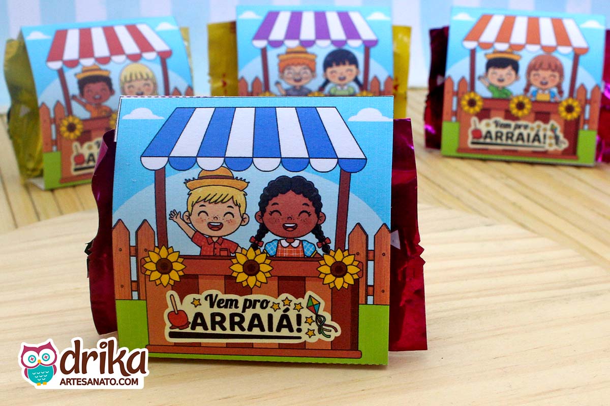 Porta-bombom de festa junina com casal caipira fofo: menino loiro e menina negra em barraquinha