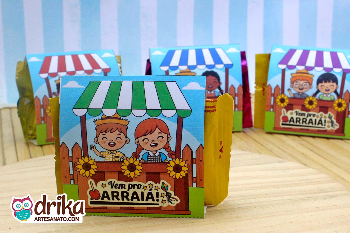 Porta-bombom de festa junina com casal caipira fofo: menino de cabelo castanho e menina ruiva